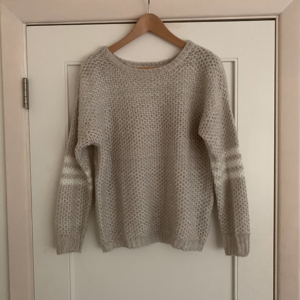 Comfy knitted greige white elbow stripe sweater